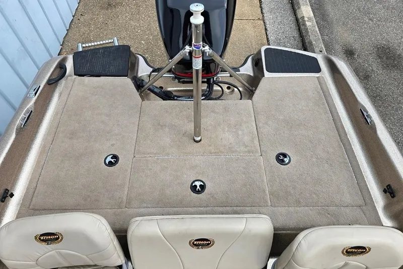 Slide: The Image of 2005 Triton SF18 F&S boat interior with beige seating and carpeted deck. - 9