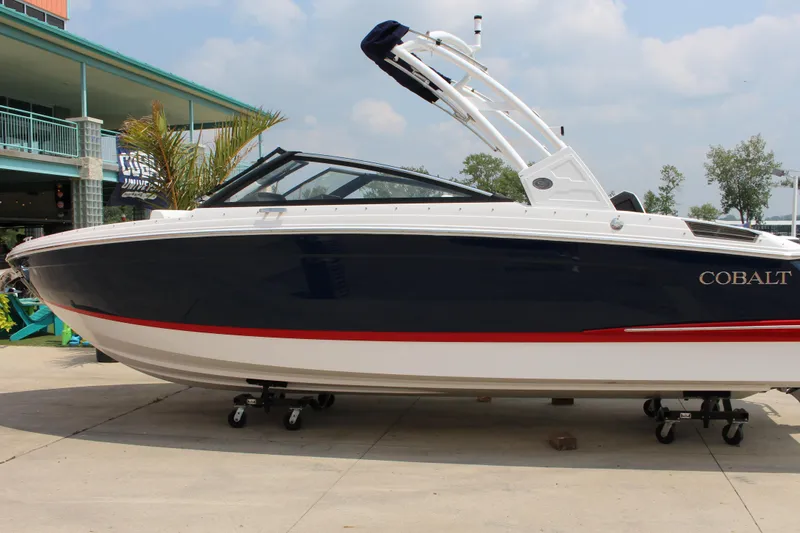 Slide: The Image of 2025 Cobalt R4 boat with sleek design, displayed outdoors on a sunny day. - 6