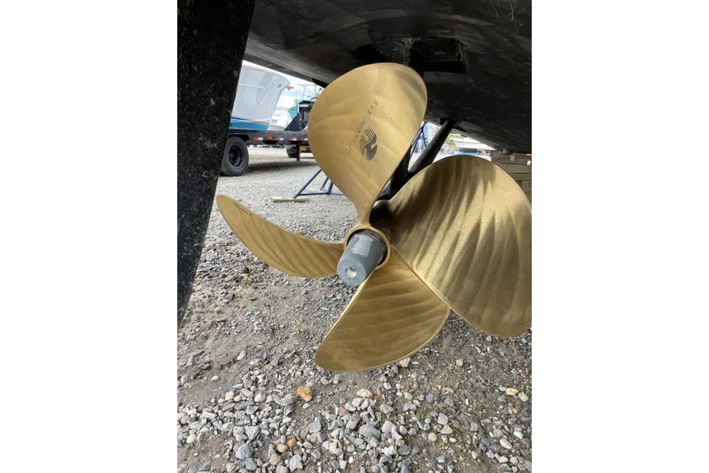 Slide: The Image of Propeller of 2008 Azimut 55 Fly yacht on gravel surface. - 72