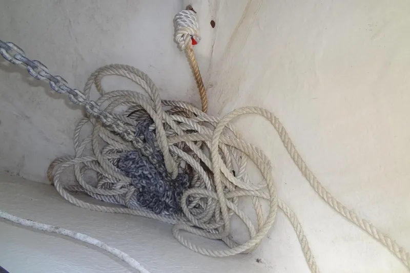 Slide: The Image of Tangled ropes and chain in a 2017 Sea Ray Sundancer 280 boat compartment. - 10