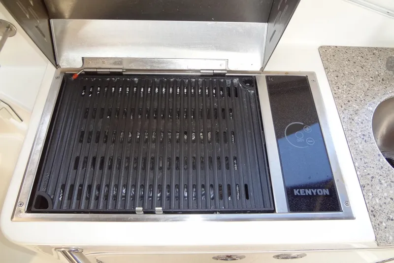 Slide: The Image of Built-in Kenyon grill on 2017 Sea Ray Sundancer 280 yacht, featuring sleek design. - 16