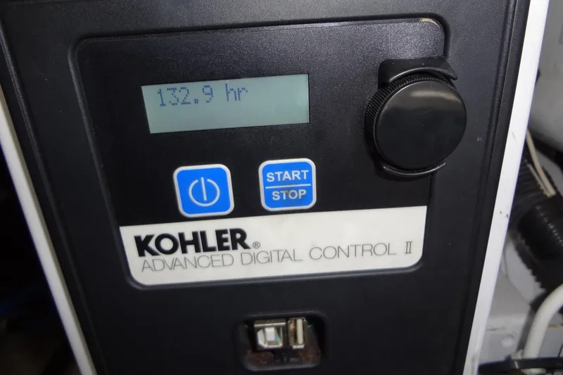 Slide: The Image of Kohler Advanced Digital Control II displaying 132.9 hours on Sea Ray Sundancer 280, 2017 model. - 44