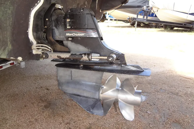 Slide: The Image of MerCruiser engine on 2017 Sea Ray Sundancer 280, featuring dual propellers. - 47