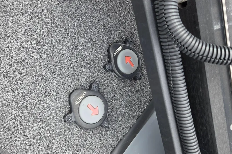 Slide: The Image of 2022 Ranger Z520R boat deck with two arrow-marked controls. - 14