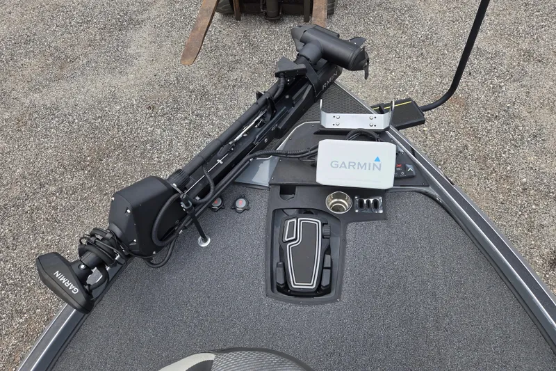 Slide: The Image of 2022 Ranger Z520R boat deck with Garmin electronics and trolling motor. - 16