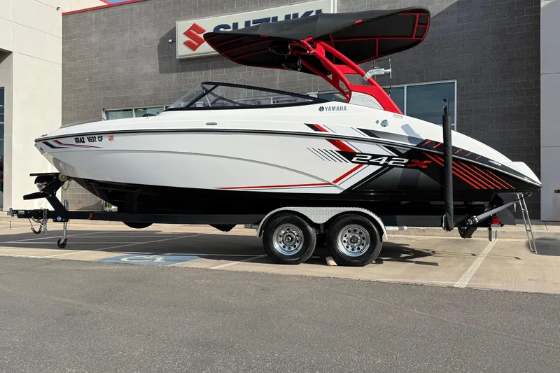 Slide: The Image of 2019 Yamaha Boats 242X E-Series on trailer, parked outside dealership. - 10