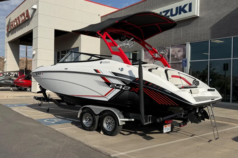 Slide: The Image of 2019 Yamaha Boats 242X E-Series on trailer outside dealership. - 11