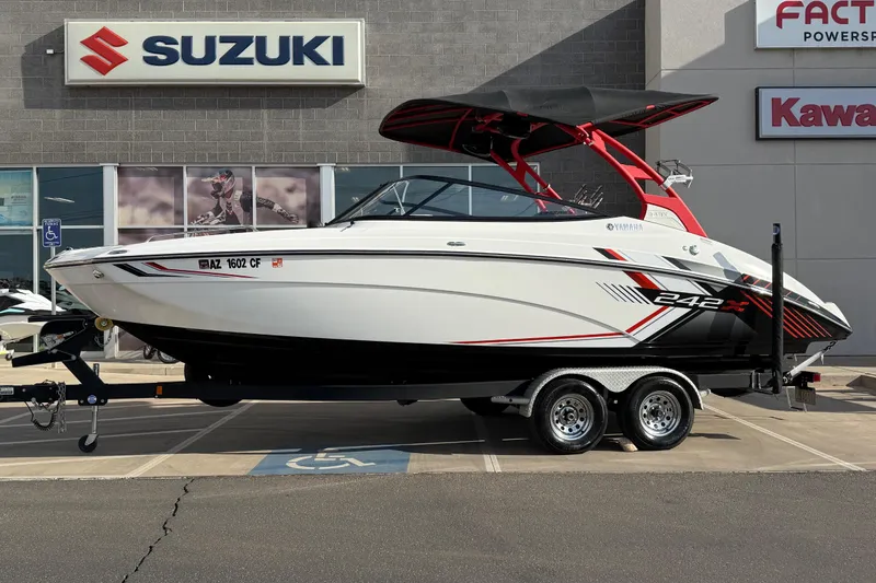 Slide: The Image of 2019 Yamaha Boats 242X E-Series on trailer at Suzuki dealership. - 9