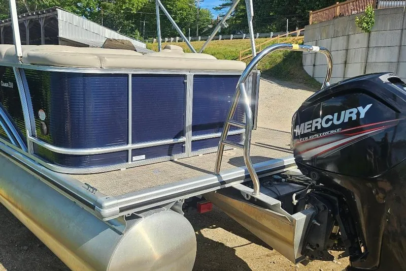 Slide: The Image of 2018 Harris Cruiser 200 pontoon boat with Mercury FourStroke engine. - 7