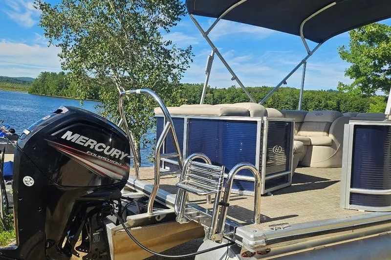 Slide: The Image of 2018 Harris Cruiser 200 pontoon boat with Mercury engine. - 8