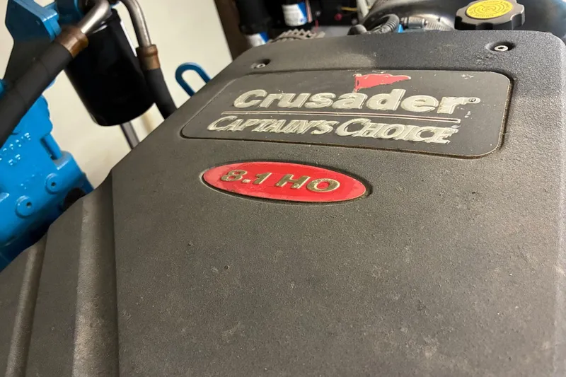 Slide: The Image of Crusader Captain's Choice 8.1 HO engine in 2003 Silverton 410 Sport Bridge. - 33