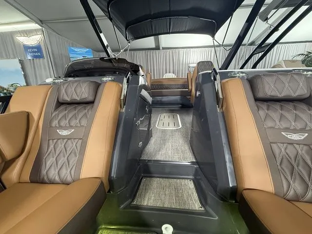 Slide: The Image of Bennington 25RTSB R Bowrider Swingback 2026 - 10