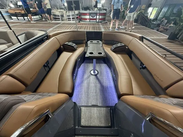 Slide: The Image of Bennington 25RTSB R Bowrider Swingback 2026 - 12