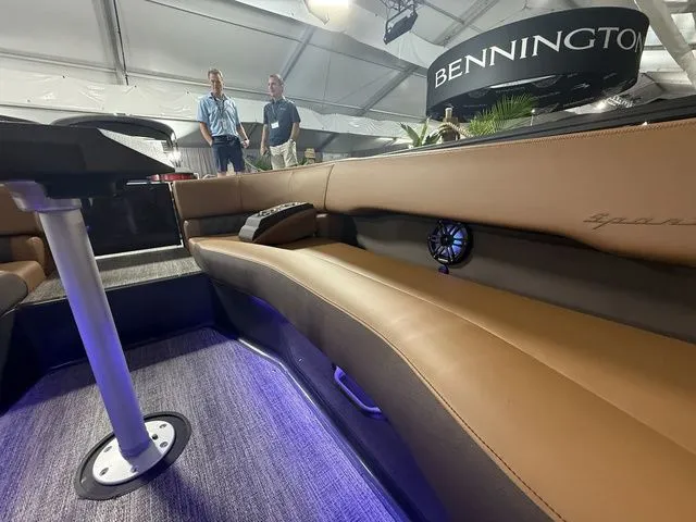 Slide: The Image of Bennington 25RTSB R Bowrider Swingback 2026 - 14