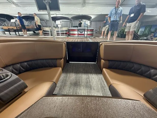 Slide: The Image of Bennington 25RTSB R Bowrider Swingback 2026 - 15