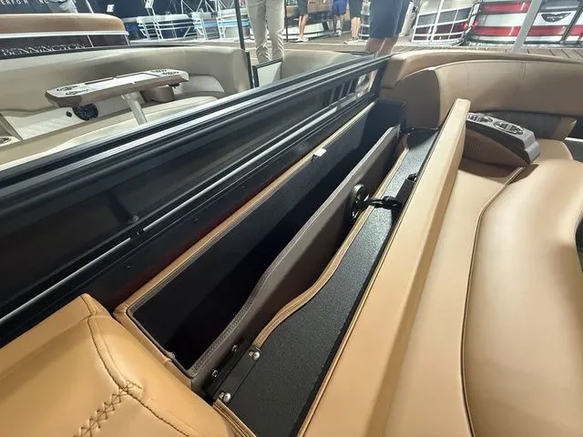 Slide: The Image of Bennington 25RTSB R Bowrider Swingback 2026 - 16