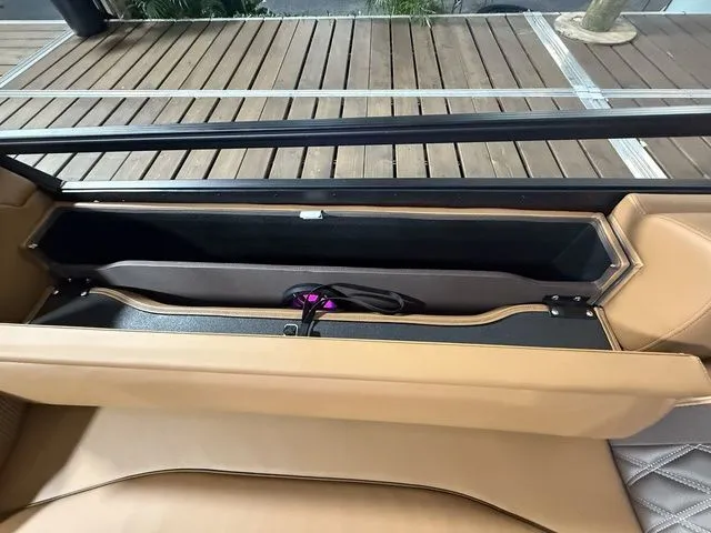 Slide: The Image of Bennington 25RTSB R Bowrider Swingback 2026 - 18