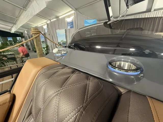 Slide: The Image of Bennington 25RTSB R Bowrider Swingback 2026 - 19