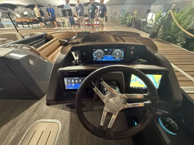 Slide: The Image of Bennington 25RTSB R Bowrider Swingback 2026 - 22