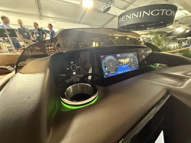 Slide: The Image of Bennington 25RTSB R Bowrider Swingback 2026 - 23