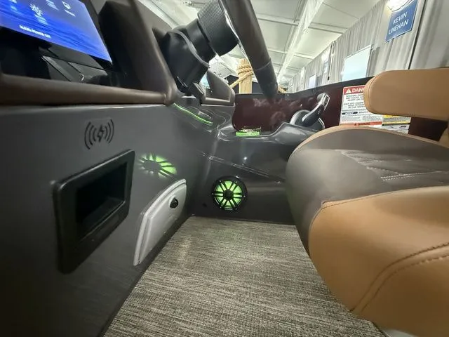 Slide: The Image of Bennington 25RTSB R Bowrider Swingback 2026 - 24