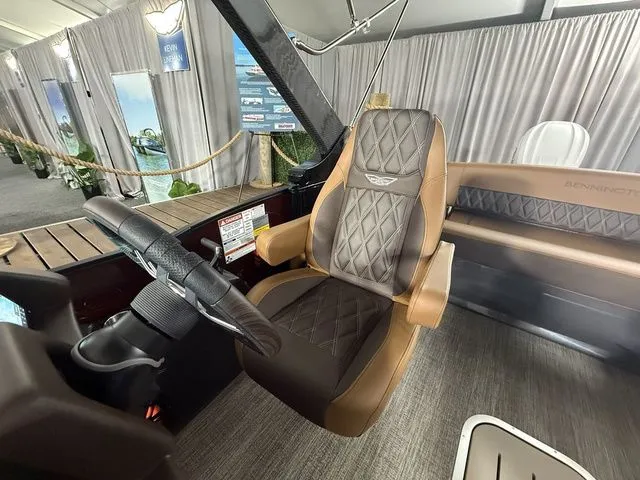 Slide: The Image of Bennington 25RTSB R Bowrider Swingback 2026 - 25