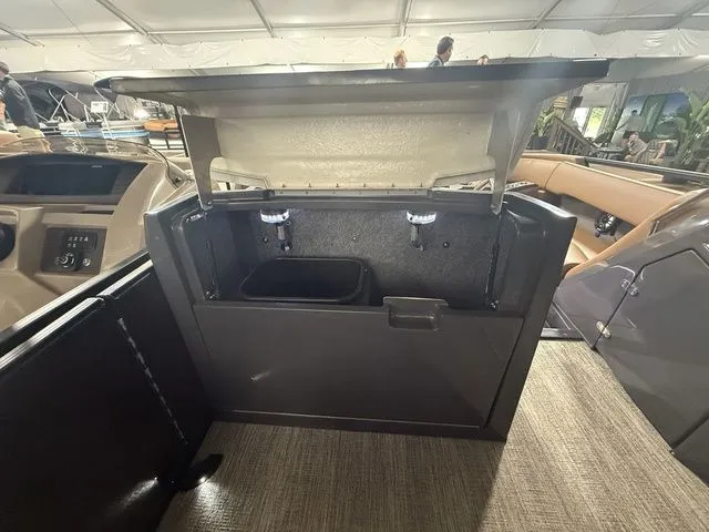 Slide: The Image of Bennington 25RTSB R Bowrider Swingback 2026 - 26