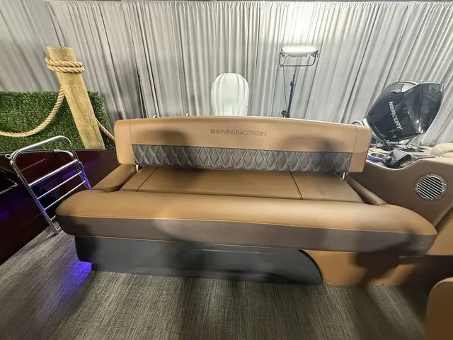 Slide: The Image of Bennington 25RTSB R Bowrider Swingback 2026 - 28