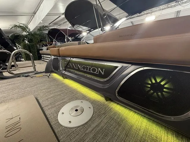 Slide: The Image of Bennington 25RTSB R Bowrider Swingback 2026 - 30