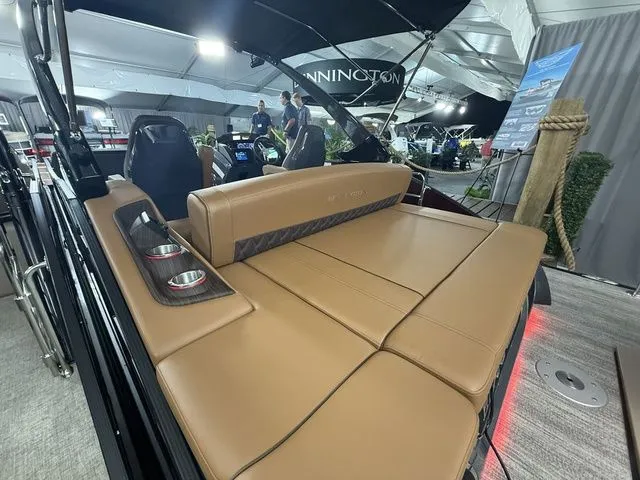 Slide: The Image of Bennington 25RTSB R Bowrider Swingback 2026 - 31