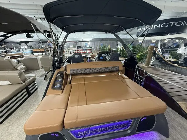 Slide: The Image of Bennington 25RTSB R Bowrider Swingback 2026 - 32