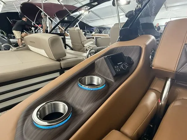 Slide: The Image of Bennington 25RTSB R Bowrider Swingback 2026 - 33