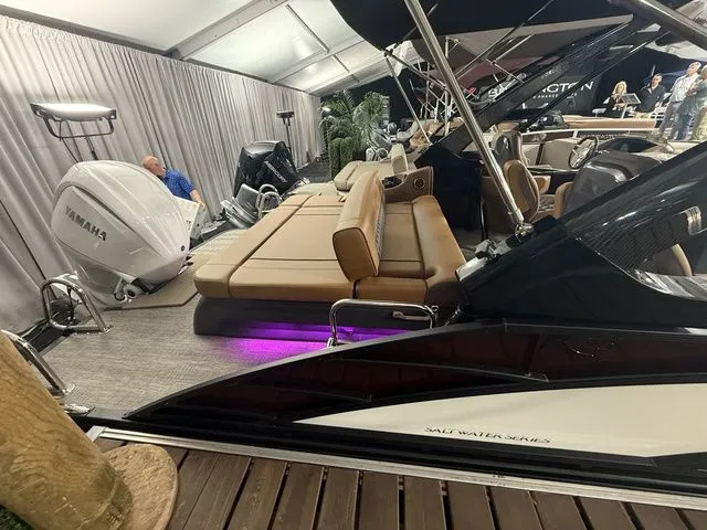 Slide: The Image of Bennington 25RTSB R Bowrider Swingback 2026 - 4