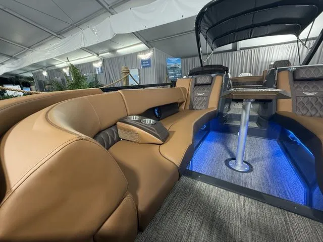 Slide: The Image of Bennington 25RTSB R Bowrider Swingback 2026 - 8