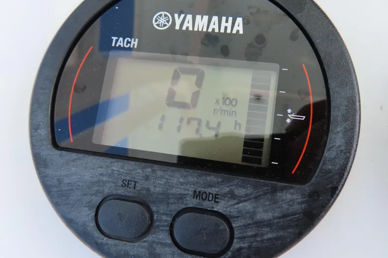 Slide: The Image of Yamaha tachometer displaying 117.4 hours on a 2019 Sea Hunt Ultra 225 boat. - 22
