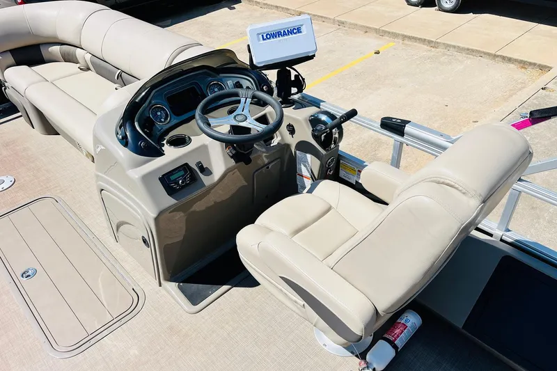 Slide: The Image of 2022 Sun Tracker SportFish 22 XP3 boat interior with steering console and seating. - 28