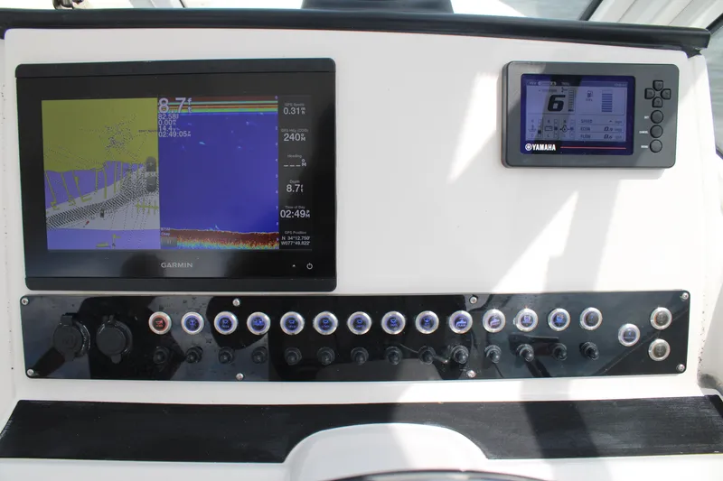 Slide: The Image of Edgewater 230 CX 2020 dashboard with Garmin and Yamaha displays, control panel. - 40