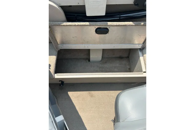 Slide: The Image of 2003 Crestliner 1850 Fish Hawk SC boat interior storage compartment. - 17