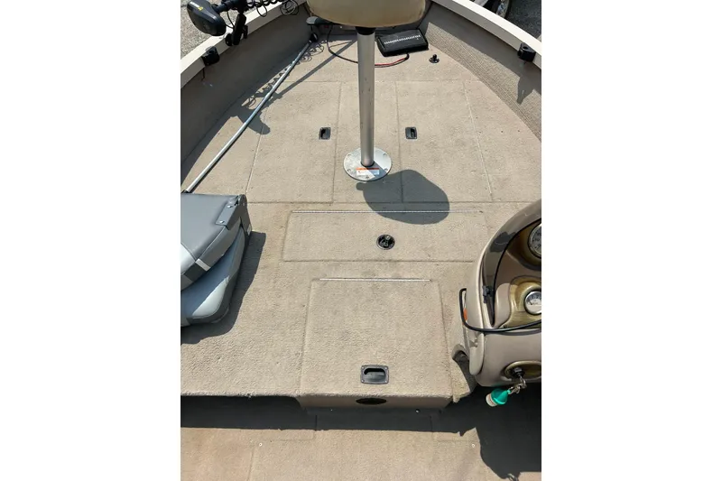 Slide: The Image of 2003 Crestliner 1850 Fish Hawk SC boat interior with seating and control panel. - 38