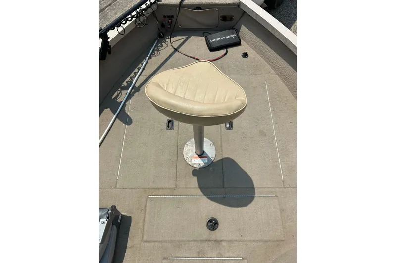 Slide: The Image of 2003 Crestliner 1850 Fish Hawk SC boat interior with beige seat and fishing equipment. - 39