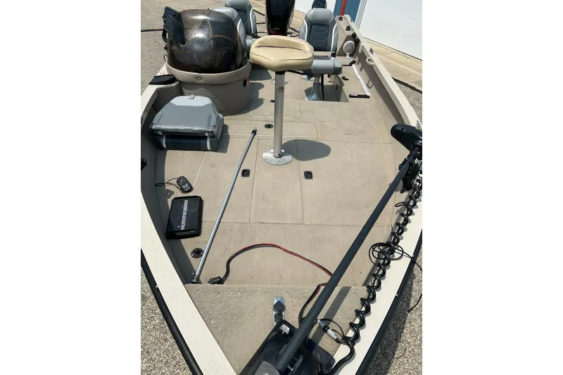 Slide: The Image of 2003 Crestliner 1850 Fish Hawk SC boat interior with fishing equipment and seating. - 8
