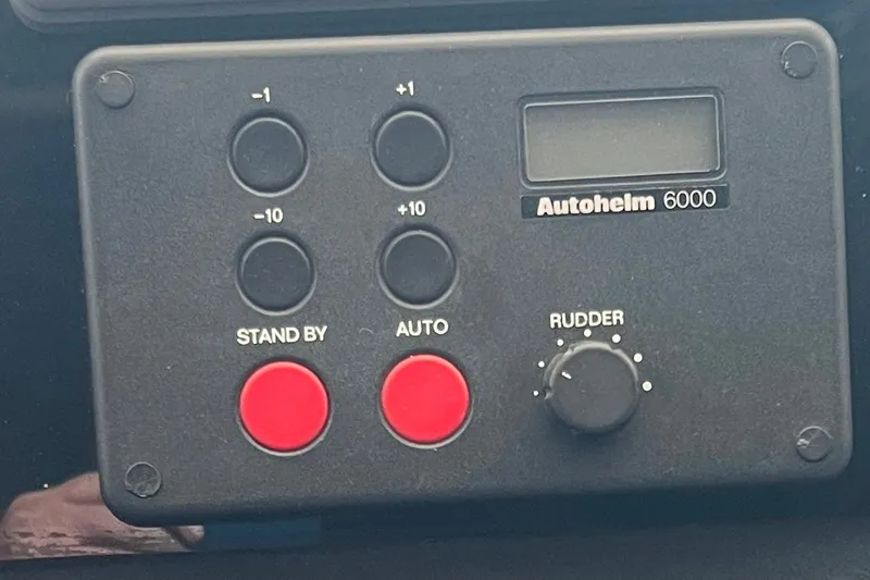 Slide: The Image of Autopilot control panel on 1986 Bayliner 4550 Motoryacht, featuring Autohelm 6000 system. - 43