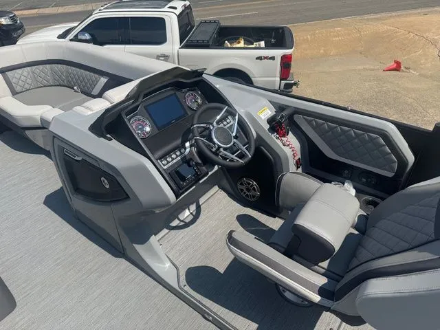 Slide: The Image of Godfrey Aqua Patio 255 SFL - Yamaha 450 XTO 2026 - 7