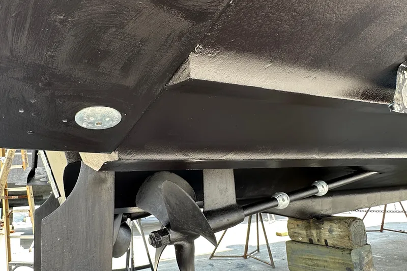 Slide: The Image of 2004 Cruisers Yachts 405 Express Motoryacht hull and propeller detail. - 94