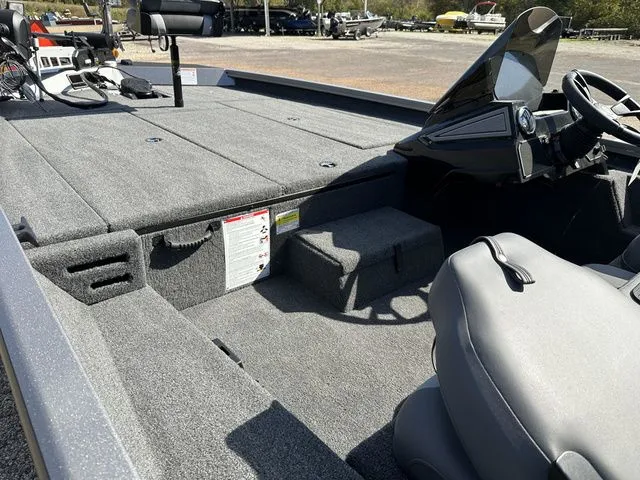 Slide: The Image of Lowe Stinger 5 Series 195 Bass 2025 - 8