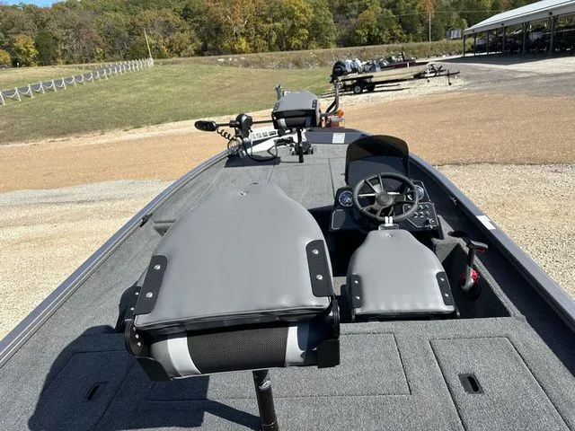 Slide: The Image of Lowe Stinger 5 Series 195 Bass 2025 - 9