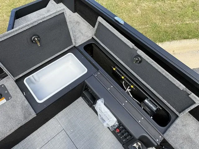 Slide: The Image of Alumacraft Competitor 175X Sport 2026 - 10