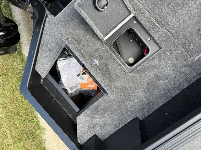 Slide: The Image of Alumacraft Competitor 175X Sport 2026 - 8