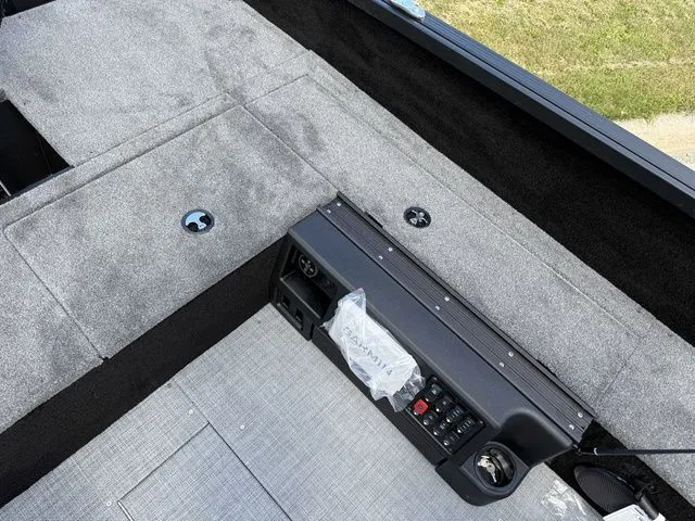 Slide: The Image of Alumacraft Competitor 175X Sport 2026 - 9