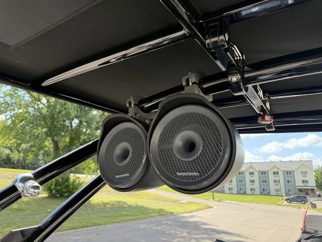 Slide: The Image of Cobalt R8 Surf 2026 - 15